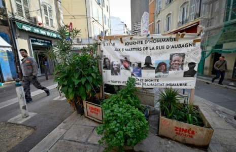 Bannière en hommage aux victimes des effondrements rue d'Aubagne, à Marseille, le 25 octobre 2019 ( AFP / GERARD JULIEN )