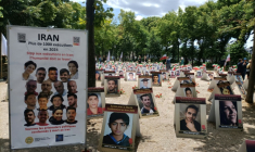 Des portraits d'Iraniens exécutés exposés à Paris le 8 juillet 2025, dans le cadre d'une campagne pour mettre fin aux exécutions dans la République islamique ( AFP / Delphine TOUITOU )