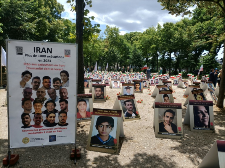 Des portraits d'Iraniens exécutés exposés à Paris le 8 juillet 2025, dans le cadre d'une campagne pour mettre fin aux exécutions dans la République islamique ( AFP / Delphine TOUITOU )