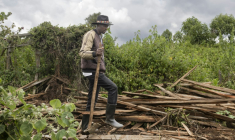 Fred Ngusilo, militant des droits humains de la communauté Ogiek, fouille les débris de sa maison familale dans la forêt de Mau, dans le comté de Narok, le 16 août 2025 au Kenya ( AFP / Tony KARUMBA )