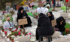 Des personnes déplacées se recueillent devant les tombes de leurs proches tués pendant le conflit avec Israël, le 27 mai 2026 près de Saïda, dans le sud du Liban ( AFP / MAHMOUD ZAYYAT )