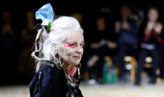 Vivienne Westwood lors d'un  défilé de prêt-à-porter femme automne-hiver 2017-2018 à la Fashion Week à Paris