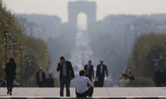 On aperçoit des hommes d'affaires sur l'esplanade de La Défense, dans le quartier financier et d'affaires de La Défense, à l'ouest de Paris