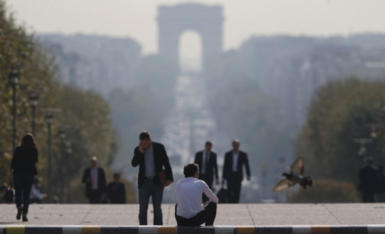 On aperçoit des hommes d'affaires sur l'esplanade de La Défense, dans le quartier financier et d'affaires de La Défense, à l'ouest de Paris