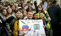 Le président Emmanuel Macron pose avec des écoliers à Montluçon, le 22 avril 2026 dans l'Allier ( POOL / Jeff PACHOUD )