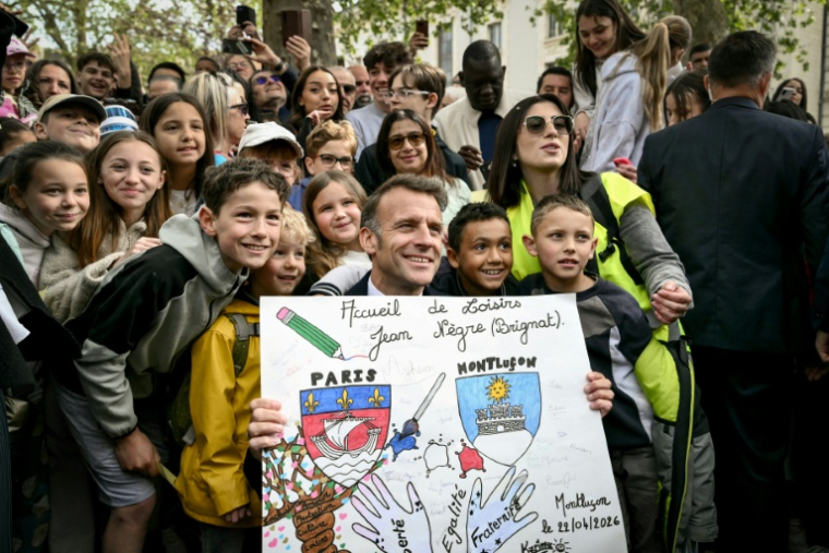 Le président Emmanuel Macron pose avec des écoliers à Montluçon, le 22 avril 2026 dans l'Allier ( POOL / Jeff PACHOUD )