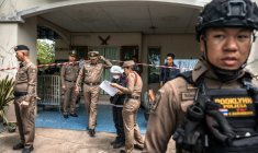 Des policiers devant la maison où un adolescent a tué ses grands-parents avant de commettre une fusillade dans une école au nord de Bangkok, la capitale de la Thaïlande (7 août 2026) ( AFP / Chanakarn LAOSARAKHAM )