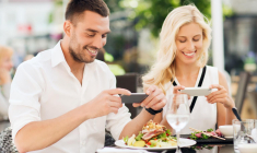 À 20, 30 ou 40 ans l’usage des smartphones, les applications téléchargées ou les sites consultés diffère fortement. crédit photo : Shutterstock