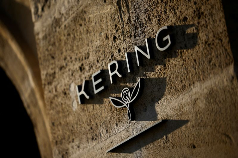Le logo du groupe de luxe français Kering est visible au siège de Kering à Paris