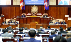 Photo prise et diffusée par l'Assemblée nationale du Cambodge, le 25 août 2025 à Phnom Penh, montrant des membres du parlement participant à une réunion pour adopter une loi permettant de retirer la nationalité cambodgienne aux personnes accusées de collusion avec l'étranger ( Assemvlée nationale du Cambodge / Handout )