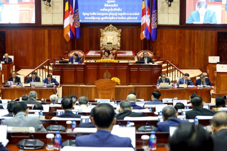 Photo prise et diffusée par l'Assemblée nationale du Cambodge, le 25 août 2025 à Phnom Penh, montrant des membres du parlement participant à une réunion pour adopter une loi permettant de retirer la nationalité cambodgienne aux personnes accusées de collusion avec l'étranger ( Assemvlée nationale du Cambodge / Handout )