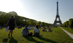 Sur la pelouse du Champ-de-Mars, en avril 2018  ( AFP / Ludovic MARIN )