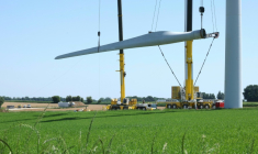 Des employés d'Engie démontent une éolienne en vue de la rénovation du parc éolien à Fienvillers, dans la Somme, le 27 mai 2026 ( AFP / Francois LO PRESTI )