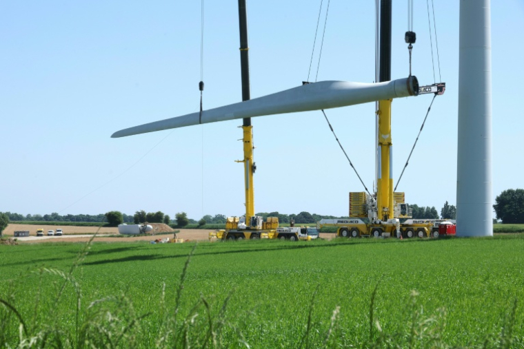 Des employés d'Engie démontent une éolienne en vue de la rénovation du parc éolien à Fienvillers, dans la Somme, le 27 mai 2026 ( AFP / Francois LO PRESTI )