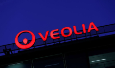 Un logo sur les fenêtres du siège de Veolia Environnement à Paris