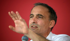 Le candidat à la primaire social-démocrate Raphaël Glucksmann lors d'un meeting à Bram, le 19 septembre 2026 dans l'Aude ( AFP / Ed JONES )