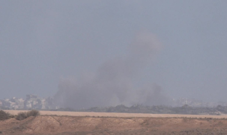 De la fumée s'élève au-dessus du nord de la bande de Gaza