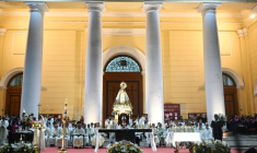 L'évêque de Chiclayo Edinson Edgardo Farfán (C) dirige une messe en l'honneur du nouveau pape Léon XIV à la cathédrale Sainte-Marie de Chiclayo, au Pérou, le 10 mai 2025. ( AFP / Ernesto BENAVIDES )