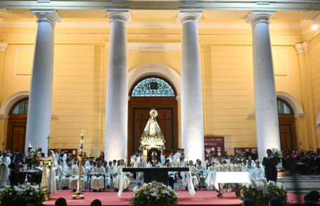 L'évêque de Chiclayo Edinson Edgardo Farfán (C) dirige une messe en l'honneur du nouveau pape Léon XIV à la cathédrale Sainte-Marie de Chiclayo, au Pérou, le 10 mai 2025. ( AFP / Ernesto BENAVIDES )