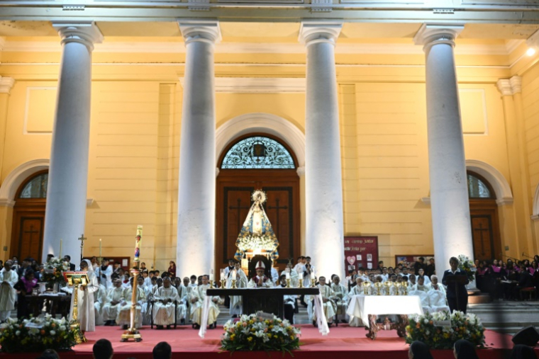 L'évêque de Chiclayo Edinson Edgardo Farfán (C) dirige une messe en l'honneur du nouveau pape Léon XIV à la cathédrale Sainte-Marie de Chiclayo, au Pérou, le 10 mai 2025. ( AFP / Ernesto BENAVIDES )