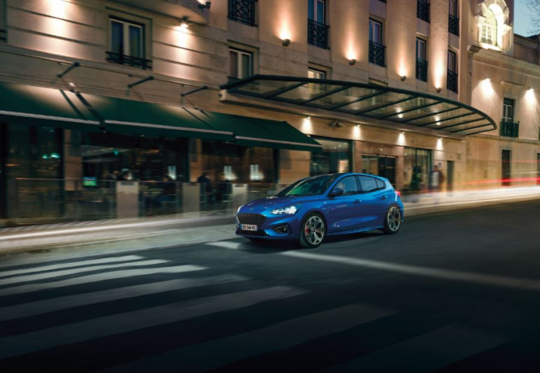 Avec ses lignes sportives haut de gamme, la nouvelle Ford Focus attire les regards.