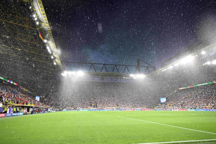 Un homme arrêté après être monté sur le toit du stade pendant Allemagne-Danemark