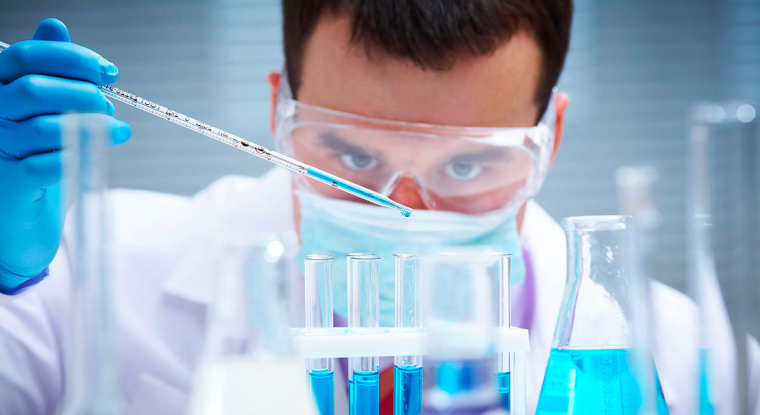 Les investissements publics sont préservés dans les secteurs stratégiques comme la santé. Le laboratoire Astrazeneca devrait continuer à en bénéficier. (© Fotolia)