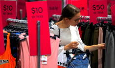 Une cliente dans un magasin de vêtements