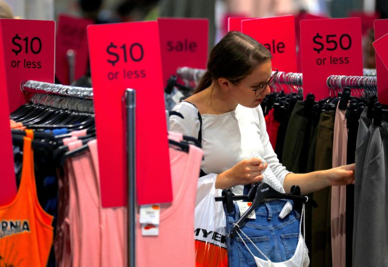 Une cliente dans un magasin de vêtements