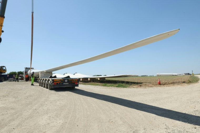 Les éoliennes du site de Long Champs, âgées de 19 ans, vont être remplacées par quatre unités plus puissantes ( AFP / Francois LO PRESTI )