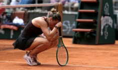 Aryna Sabalenka est désespérée après avoir raté un point, lors de sa défaite contre Diana Shnaider en quart de finale à Roland-Garros, le 3 juin 2026 ( AFP / Thomas SAMSON )