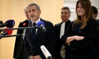 L'ancien président de la République, Nicolas Sarkozy (g), et son épouse Carla Bruni (d), au tribunal à Paris, le 25 septembre 2025 ( AFP / Alain JOCARD )