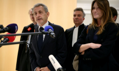 L'ancien président de la République, Nicolas Sarkozy (g), et son épouse Carla Bruni (d), au tribunal à Paris, le 25 septembre 2025 ( AFP / Alain JOCARD )