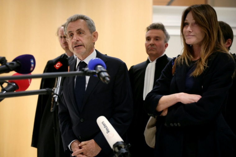 L'ancien président de la République, Nicolas Sarkozy (g), et son épouse Carla Bruni (d), au tribunal à Paris, le 25 septembre 2025 ( AFP / Alain JOCARD )