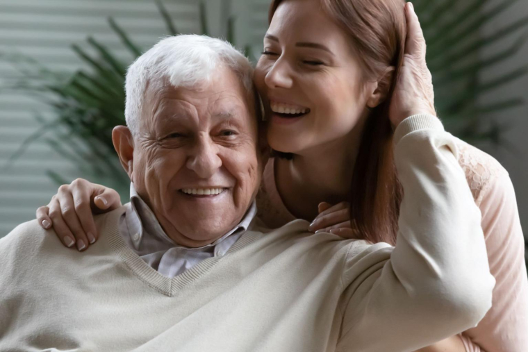 Au décès du souscripteur d’un contrat d’assurance-vie, les sommes y étant placées sont transmises aux bénéficiaires du contrat. Les compagnies d’assurance veulent garder ces nouveaux détenteurs de contrats dans leur giron. ( crédit photo : Shutterstock )
