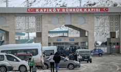 Des Iraniens arrivent sur le sol turc via le principal poste-frontière de Razi-Kapiköy entre l'Iran et la Turquie, le 31 janvier 2026 ( AFP / Ozan KOSE )