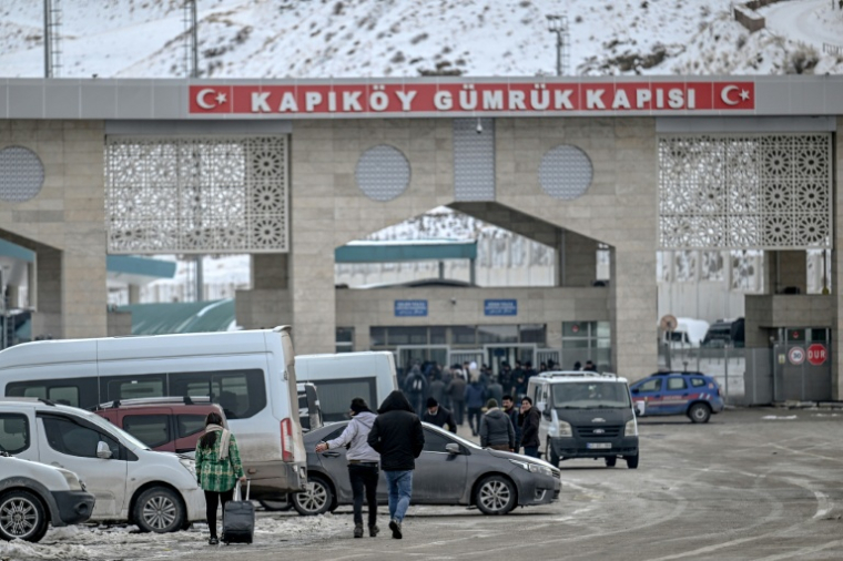 Des Iraniens arrivent sur le sol turc via le principal poste-frontière de Razi-Kapiköy entre l'Iran et la Turquie, le 31 janvier 2026 ( AFP / Ozan KOSE )