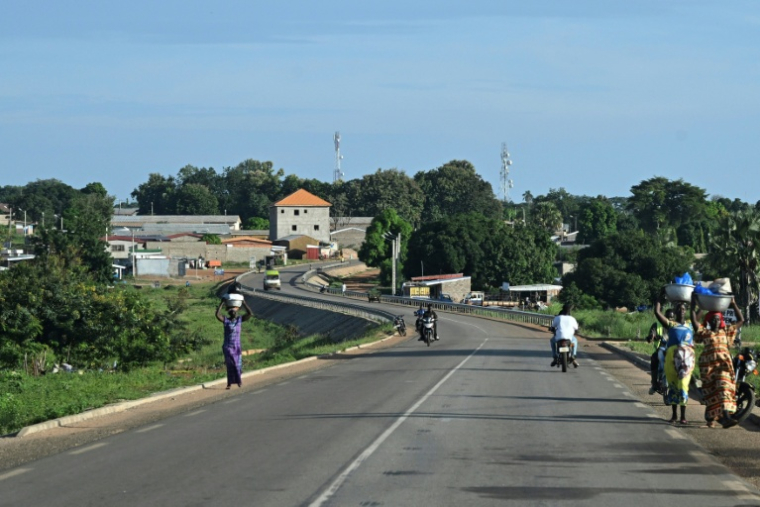 L'entrée de la ville de Bouna, dans le nord-est de la Côte d'Ivoire, le 12 octobre 2025 ( AFP / Issouf SANOGO )