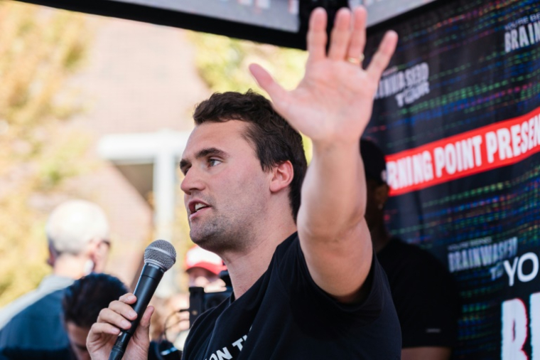 L'influenceur conservateur Charlie Kirk s'exprime devant des étudiants de l'université du Nevada, à Reno, le 8 octobre 2024 ( AFP / Andri Tambunan )
