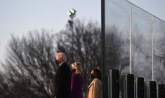BIDEN REND HOMMAGE AUX MORTS DU COVID LORS D'UNE CÉRÉMONIE À WASHINGTON
