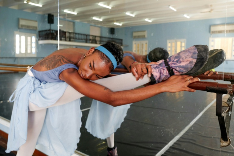 La danseuse Laura Kamila Rojas effectue des exercices d'étirement lors des répétitions au Ballet national de Cuba, le 12 mai 2026 à La Havane ( AFP / ADALBERTO ROQUE )