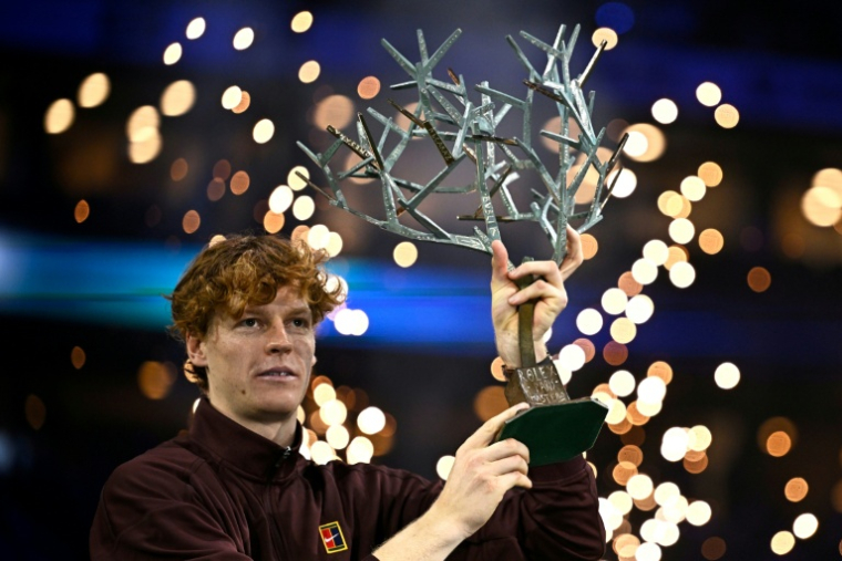 Jannik Sinner avec l'arbre de Fanti, le trophée du vainqueur du Masters 1000 de Paeris le 2 novembre 2025 à La Défense Arena ( AFP / JULIEN DE ROSA )