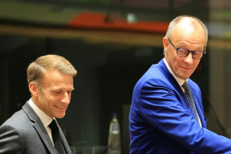Le président français Emmanuel Macron (g) et le chancelier allemand Friedrich Merz lors d'un sommet de l'UE à Bruxelles, le 15 octobre 2026 ( AFP / Ludovic MARIN )