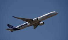 Un Airbus A350-1000 lors d'une démonstration en vol au 55e Salon aéronautique international de Paris à l'aéroport du Bourget