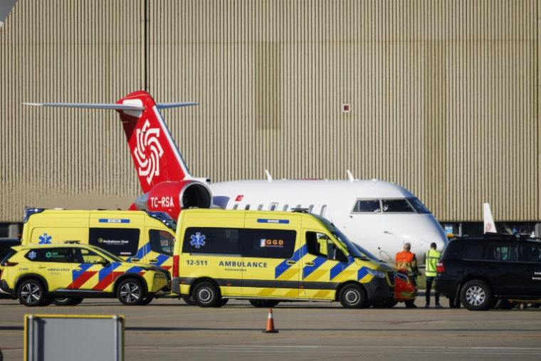 Un deuxième avion médicalisé, transportant un passager du bateau de croisière MV Hondius, touché par l'hantavirus, arrive à l'aéroport de Schiphol, près d'Amsterdam, le 7 mai 2026 aux Pays-Bas ( ANP / Michel van BERGEN )