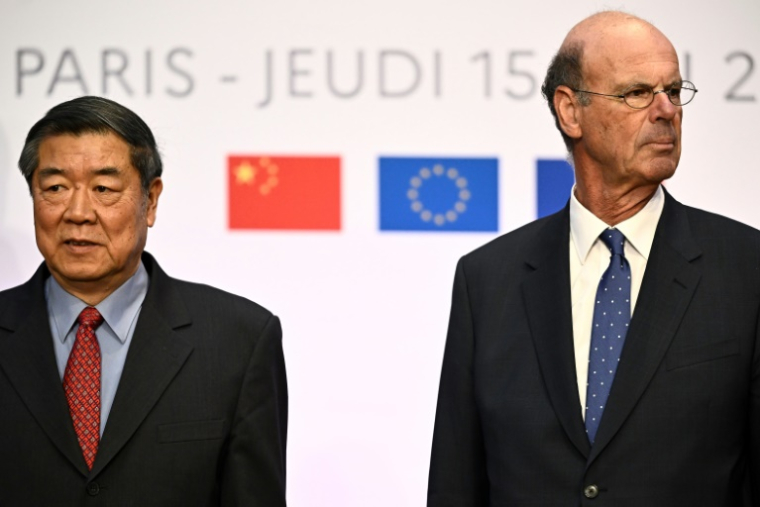 Le ministre français de l'Economie Eric Lombard (R) et le vice-Premier ministre chinois He Lifeng durant le Dialogue économique franco-chinois, à Paris le 15 mai 2025. ( AFP / JULIEN DE ROSA )