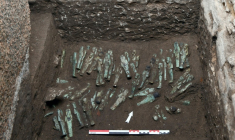 Photo diffusée le 25 novembre 2025 par MFFT (Mission française des fouilles de Tanis)-EPHE (Ecole pratique des hautes études)/PSL montrant les statuettes funéraires mises au jour dans la nécropole royale de Tanis (San el-Hagar) dans le delta du Nil  ( MFFT - EPHE/PSL / Simone NANNUCCI )