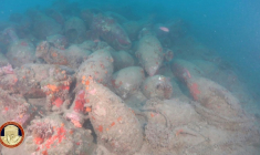 Photo transmise par le service de presse des Carabiniers italiens, le 9 août 2026, montrant des amphores sur le lieu où une épave vieille d'au moins 2.100 ans a été découverte au large des côtes de la Sicile, près de Mazara del Vallo ( ITALIAN CARABINIERI PRESS OFFICE / Handout )