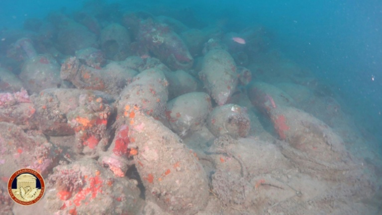 Photo transmise par le service de presse des Carabiniers italiens, le 9 août 2026, montrant des amphores sur le lieu où une épave vieille d'au moins 2.100 ans a été découverte au large des côtes de la Sicile, près de Mazara del Vallo ( ITALIAN CARABINIERI PRESS OFFICE / Handout )