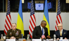 Photo du chef d'état-major de l'armée américain, le général Mark Milley, le secrétaire américain à la Défense Lloyd Austin, et le ministre ukrainien de la Défense Oleksi Reznikov lors d'une réunion des ministres de la Défense de l'Otan au siège de l'Alliance à Bruxelles